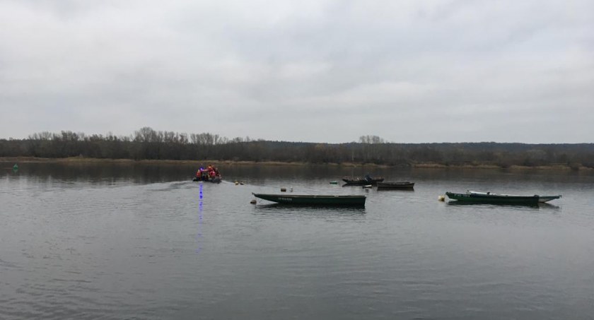 Wywrócony ponton na Wiśle we Włocławku. Strażacy z sonarem, WOPR oraz policja poszukują wędkarza