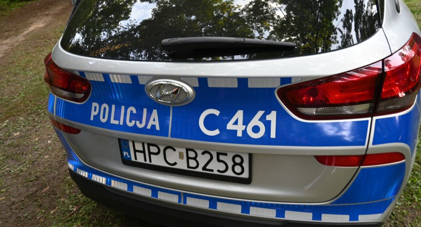 Osobówka uderzyła w przyczepę rolniczą w Kruszynku. 2 osoby trafiły do szpitala
