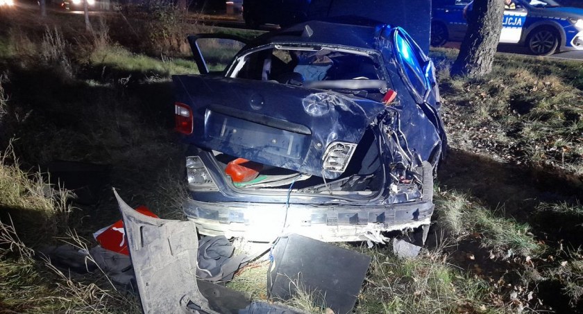 Wpadł do rowu i uderzył w drzewo w regionie. Kierowca bmw był pijany