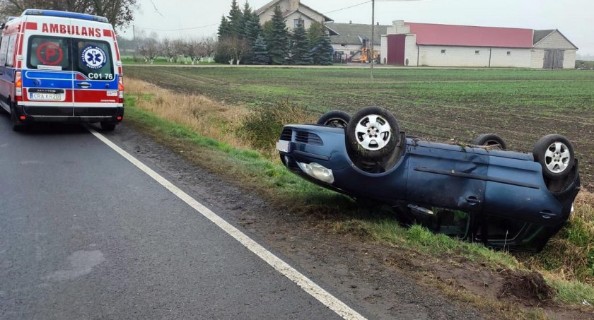 Dachowanie volkswagena na trasie K-62 pod Radziejowem
