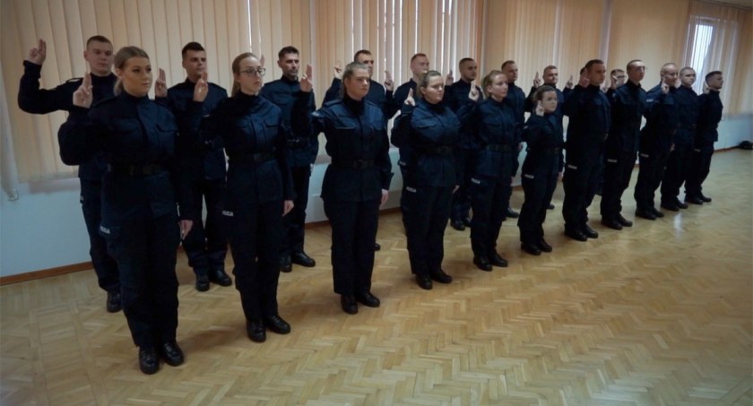 Nowi policjanci trafią do Włocławka. Złożyli ślubowanie i jadą na szkolenie [ZDJĘCIA]