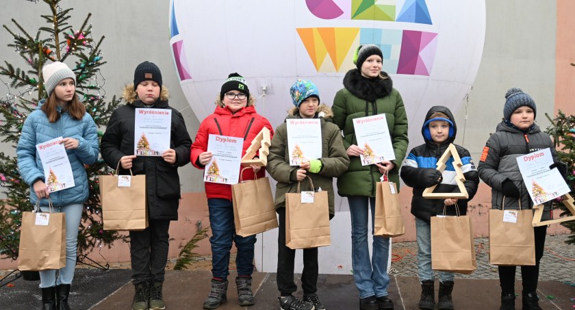 Włocławski Jarmark Bożonarodzeniowy 2022 trwa. Zobaczcie jak bawią się mieszkańcy [ZDJĘCIA]