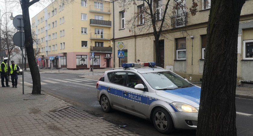 Potrącenie na przejściu dla pieszych we Włocławku. Mężczyzna trafił do szpitala