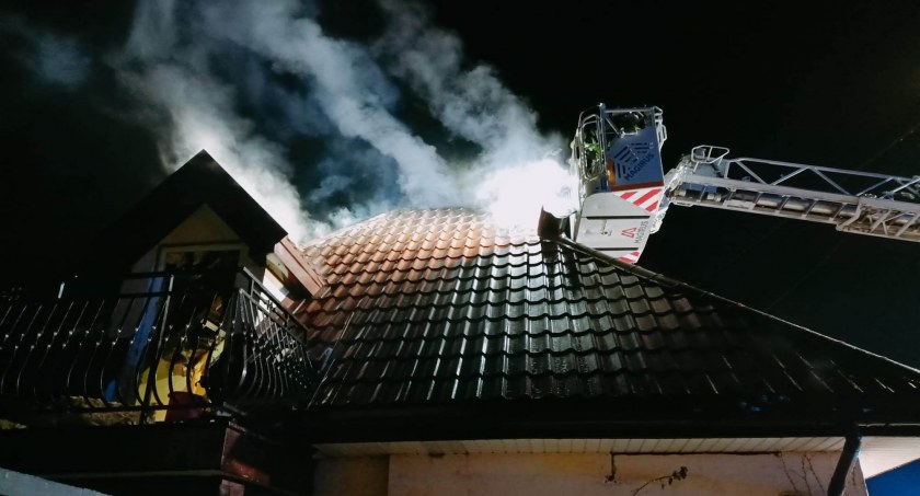 Pożar w Kowalu. Zapalił się dach budynku [ZDJĘCIA]
