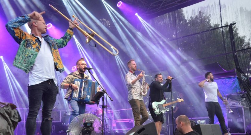 Enej wystąpi w Browarze B we Włocławku. Wspaniałe polskie kolędy i pastorałki w wykonaniu gwiazdy muzyki