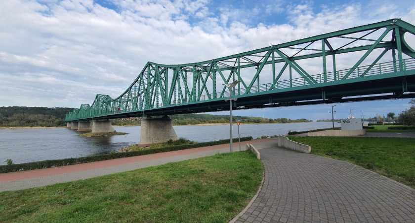 Skoczył z mostu we Włocławku. 33 latek trafił do szpitala