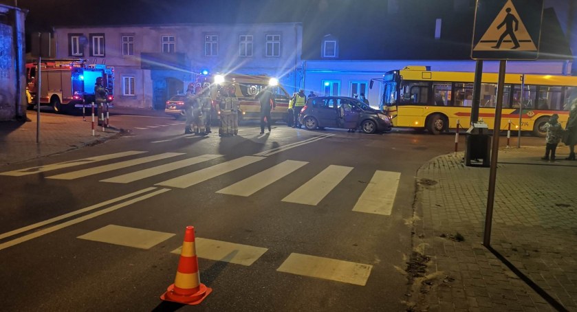 Zderzenie autobusu z osobówką we Włocławku [ZDJĘCIA]