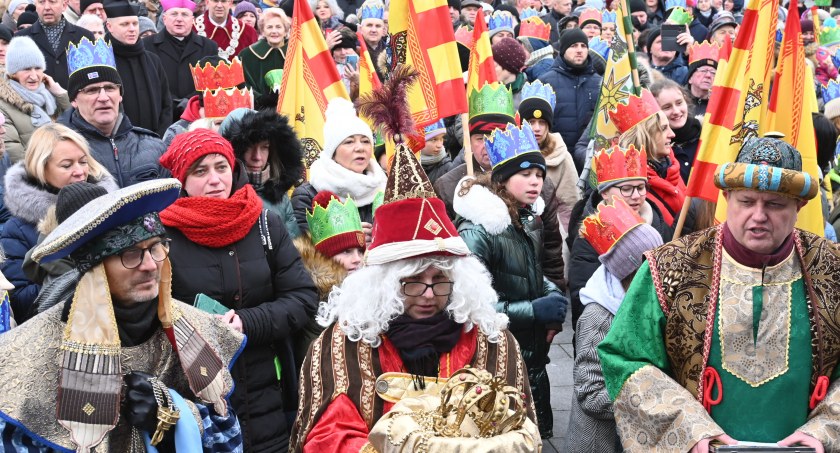 Orszak Trzech Króli 2023 we Włocławku. Setki mieszkańców przemaszerowało ulicami miasta [ZDJĘCIA VIDEO]