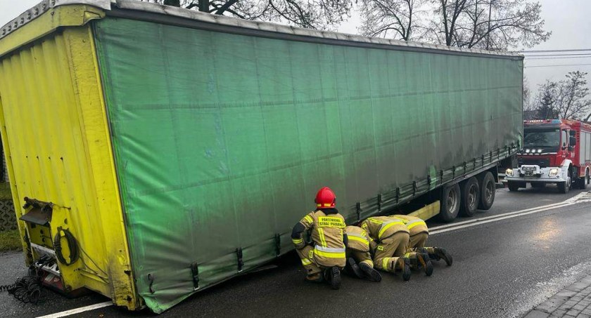 Naczepa odpięła się od tira w Probostwie Górnym. Policja ustaliła przyczynę