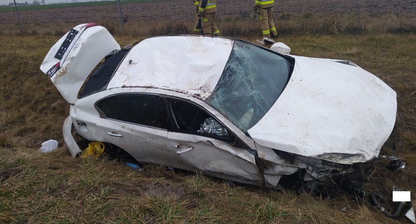 Infiniti dachowało na A1 w Gminie Lubanie. Straż i służby medyczne na miejscu [ZDJĘCIA]