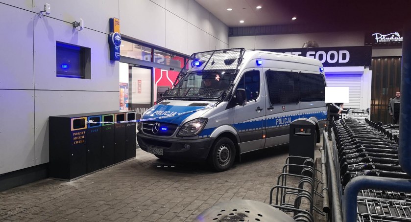 Policja przed supermarketem we Włocławku. Co się stało?! [ZDJĘCIA]
