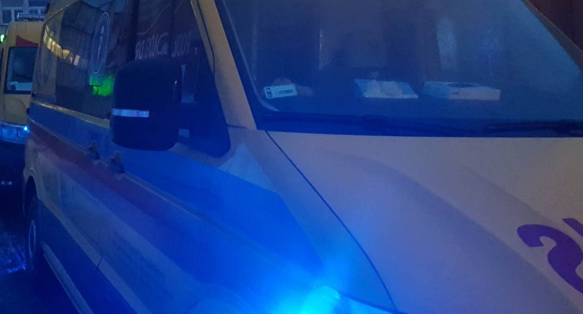 Kobieta leżała kilka godzin. Półprzytomnej pomogli policjanci