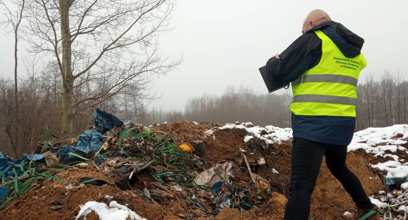 Śmieci zakopane na działce w Gminie Chodecz. Jest zawiadomienie do prokuratury [ZDJĘCIA]