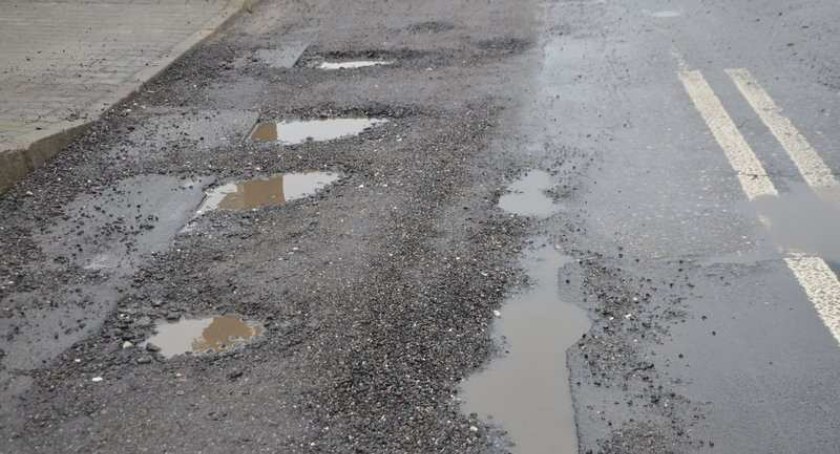 Plaga dziur na włocławskich drogach. Jak długo potrwają naprawy?