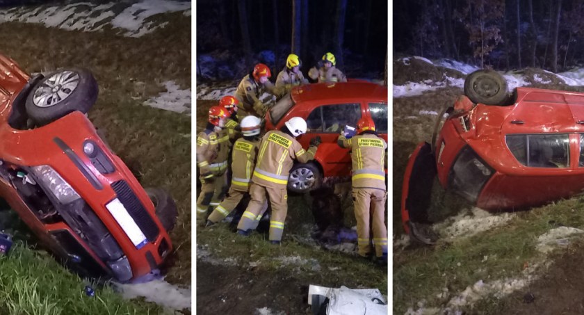 Zderzenie osobówki z ciężarówką na drodze krajowej. Skoda dachowała i wpadła do rowu [ZDJĘCIA]