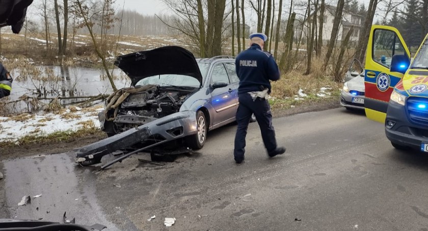 Zderzenie dwóch samochodów osobowych. Pasażerka z obrażeniami trafiła do szpitala [ZDJĘCIA]