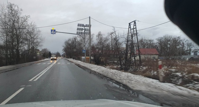 Kraksa na DK-62 w Pikutkowie. Ciężarówka uderzyła w Fiata a ten Chevroleta