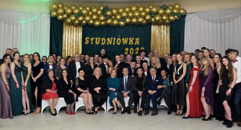 Studniówka 2023: ZSCKR w Kowalu [ZDJĘCIA]