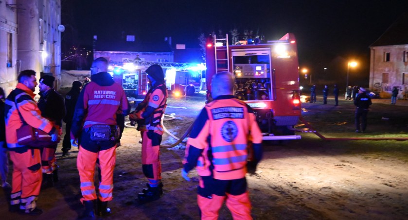 Pożar przy ulicy Łęgskiej. Ewakuowani mieszkańcy. Kilka zastępów straży na miejscu [ZDJĘCIA]