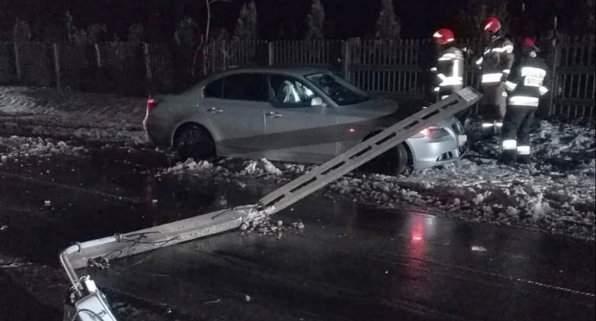 19 latek uderzył w słup oświetleniowy w regionie [ZDJĘCIA]