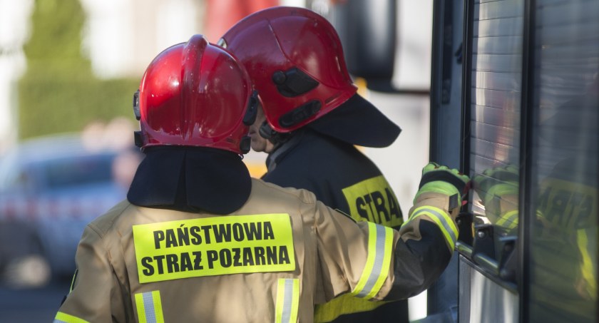 Zwłoki mężczyzny znalezione w Paniewie. Strażacy musieli siłą otworzyć drzwi