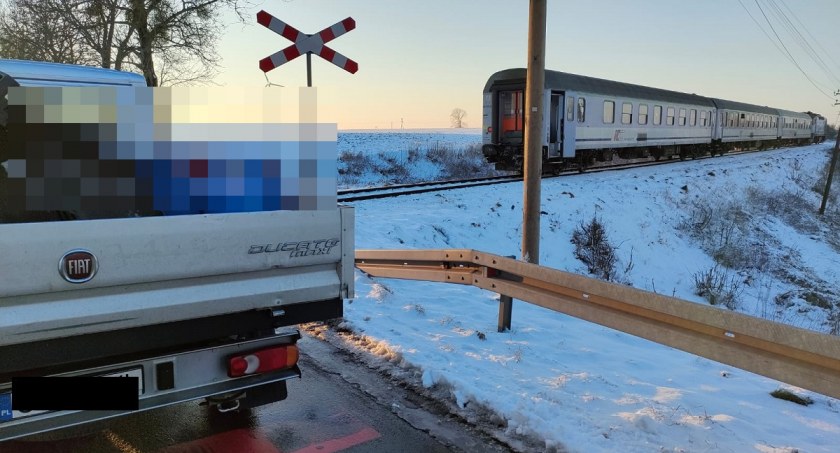 Samochód dostawczy zderzył się z pociągiem  w regionie