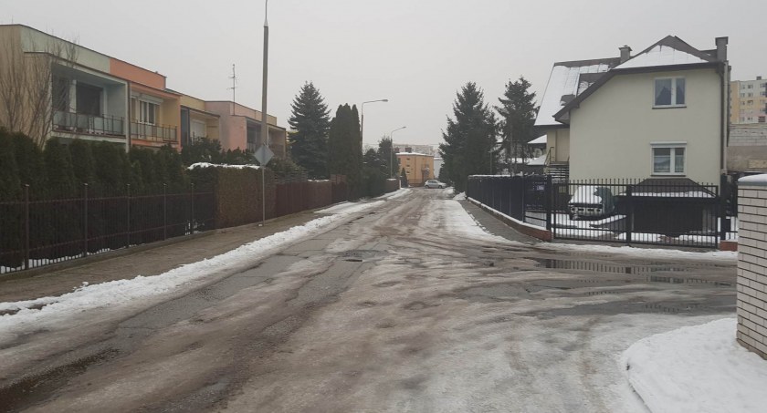 Włocławianin skarży się na oblodzone drogi. Służby miejskie wyjaśniają