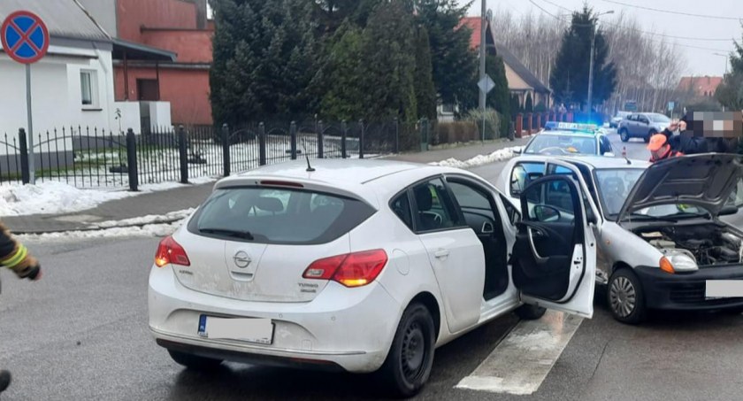 Zderzenie dwóch osobówek w regionie. Pasażer trafił do szpitala [ZDJĘCIA]