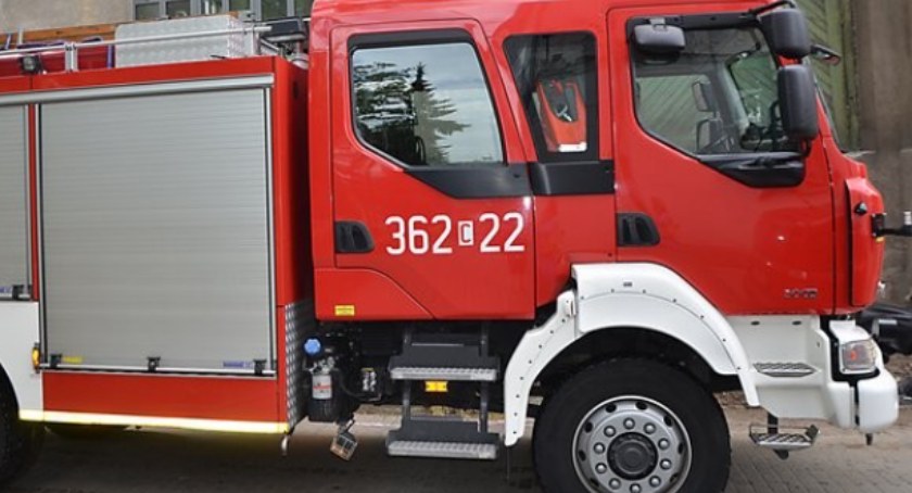 Pożar w bloku we Włocławku. Poszkodowani dwaj policjanci