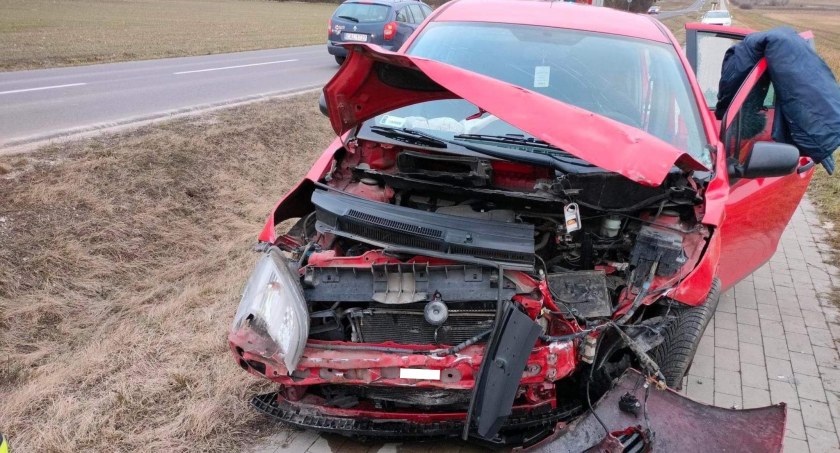 Dwa auta zderzyły się w Gminie Brześć Kujawski. Jedna osoba trafiła do szpitala [ZDJĘCIA]