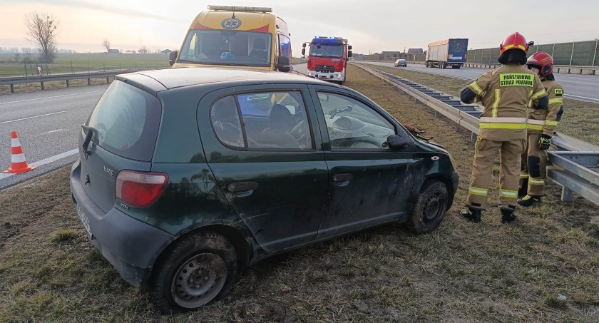 Na A1 pod Włocławkiem opona wystrzeliła w osobówce