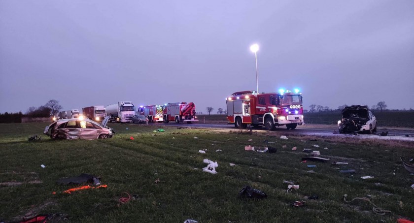 Dwie osobówki zderzyły się w regionie. Dwie osoby trafiły do szpitala. Części samochodu rozrzucone na polu