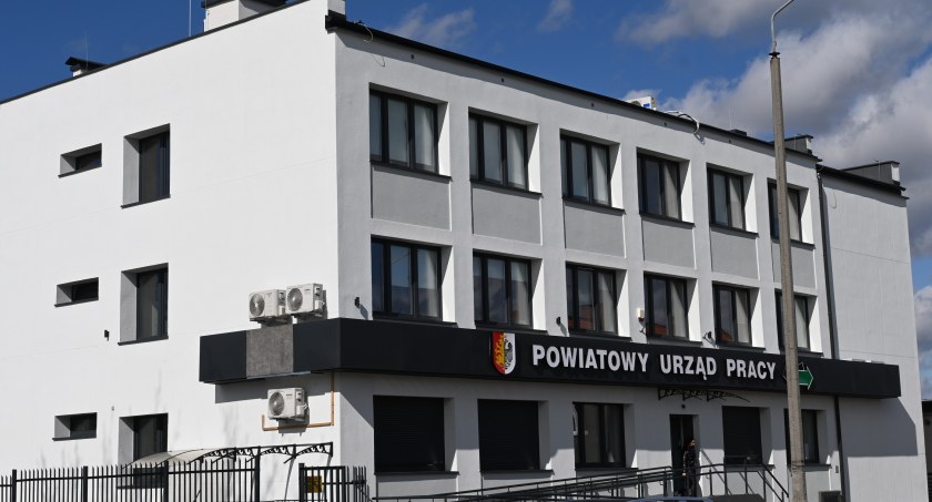 Pomocna dłoń i Mama wraca do pracy. Powiatowy Urząd Pracy we Włocławku realizuje kolejne programy