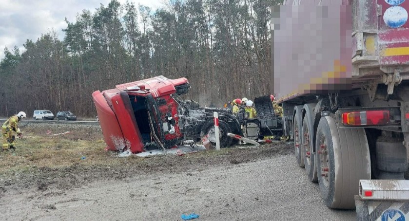 Ciężarówka zderzyła się z pociągiem towarowym w regionie