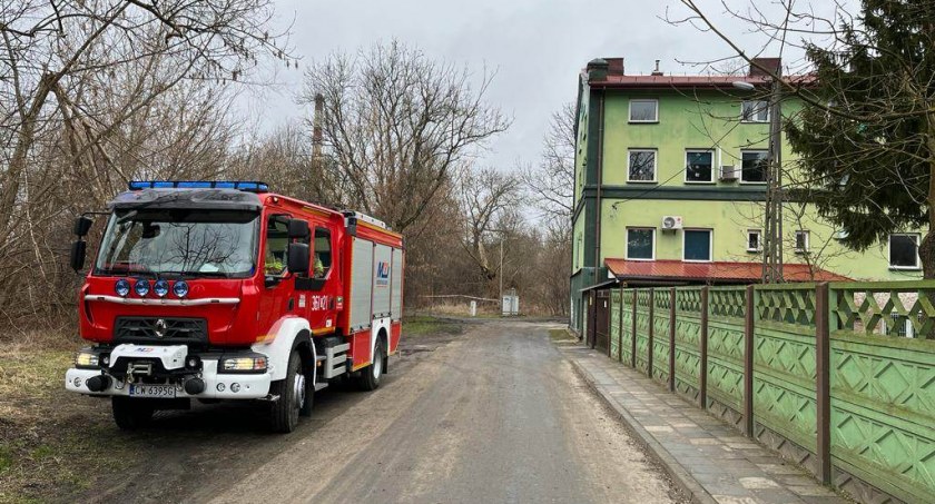 Grupa chemiczna straży i WIOŚ we Włocławku. Zanieczyszczony rów melioracyjny