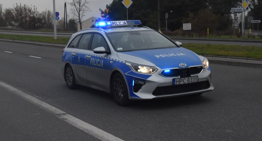 18-latka kierowała fordem bez prawa jazdy. Oświadczyła, że jest dopiero w trakcie kursu 