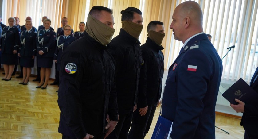 23 nowych policjantów złożyło przysięgę. Są tu funkcjonariusze, którzy trafią do Włocławka [ZDJĘCIA]