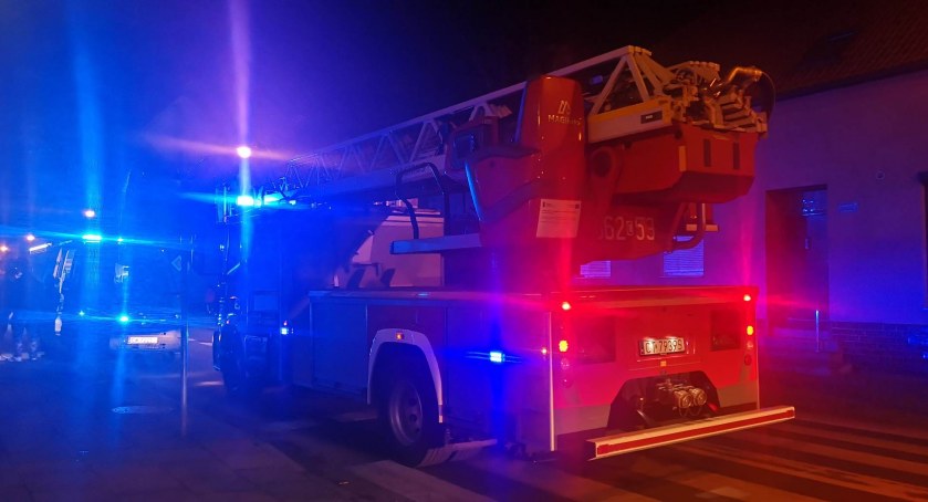 Pożar przy Królewieckiej. Poparzony 27-latek zabrany do szpitala. 3 jednostki straży i pogotowie w akcji  [ZDJĘCIA VIDEO]