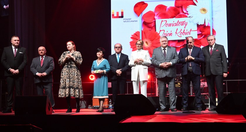 Powiatowy Dzień Kobiet we Włocławku. Wystąpiła Halina Frąckowiak i zespół Ich Troje