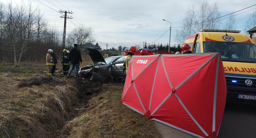 Wypadek w powiecie włocławskim. Nie żyje mężczyzna. Samochód uderzył w betonowy przepust [ZDJĘCIA]