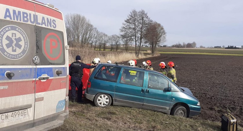 Śmigłowiec LPR w akcji. Wypadek osobówki w Milżynie w gminie Lubraniec. Nie żyje 63-letni mężczyzna