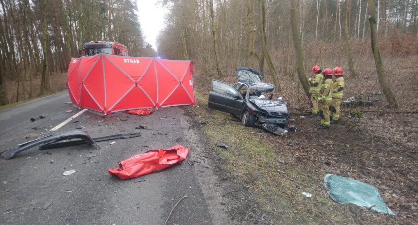 Opel zderzył się z ciężarówką. Nie żyje kierująca 19-latka. 28-latek trafił do szpitala [ZDJĘCIA]
