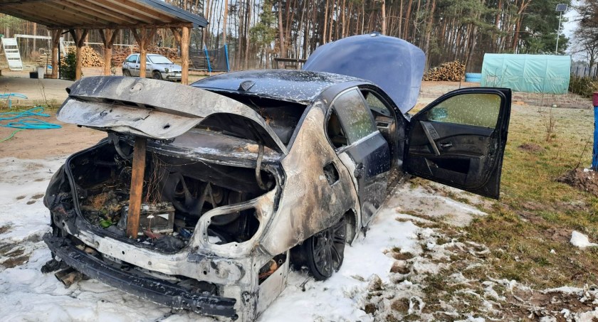 Pożar samochodu w powiecie włocławskim. 4 jednostki straży w akcji [ZDJĘCIA]