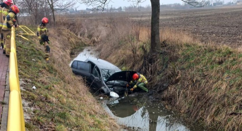 Region: Volkswagen uderzył w bariery ochronne i wylądował w rowie z wodą [ZDJĘCIA]