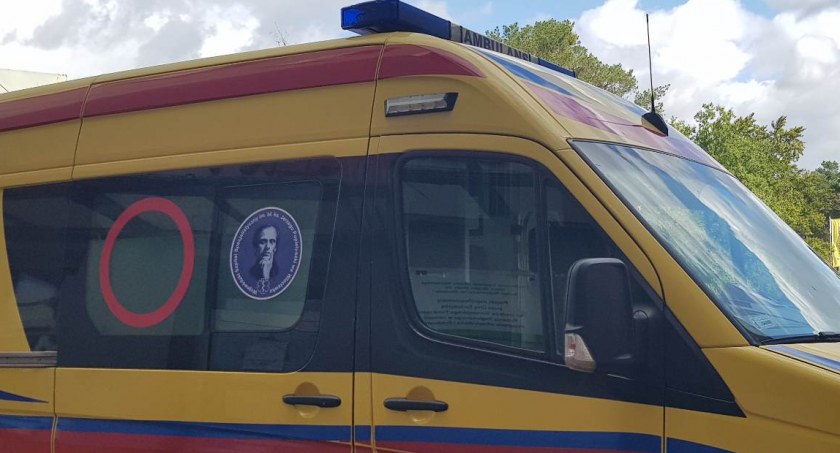 Region: Obrzuciła karetkę pogotowia cegłami