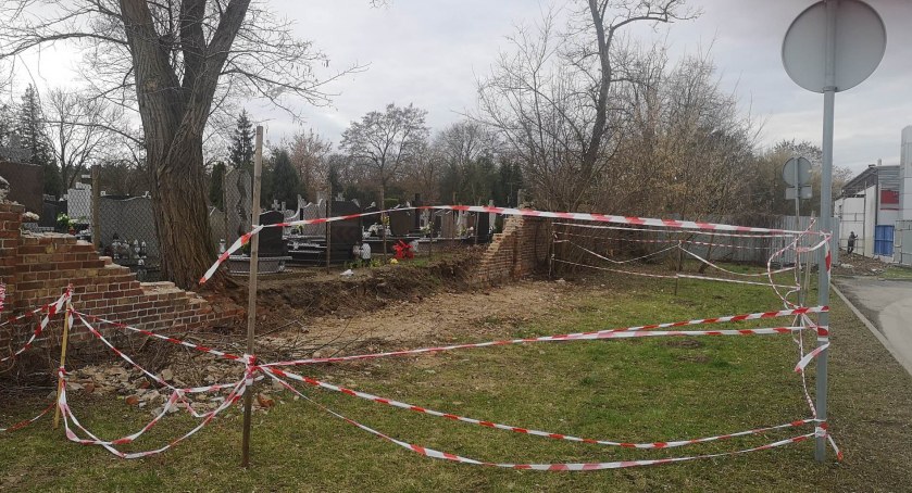 Runął mur cmentarza komunalnego we Włocławku. Kiedy zostanie naprawiony?