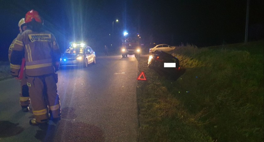 Zjechał z drogi wprost do rowu w powiecie włocławskim [ZDJĘCIA]