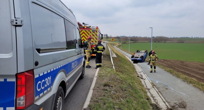 Dachowanie w regionie. Jazdę zakończył na ścieżce rowerowej [ZDJĘCIA]