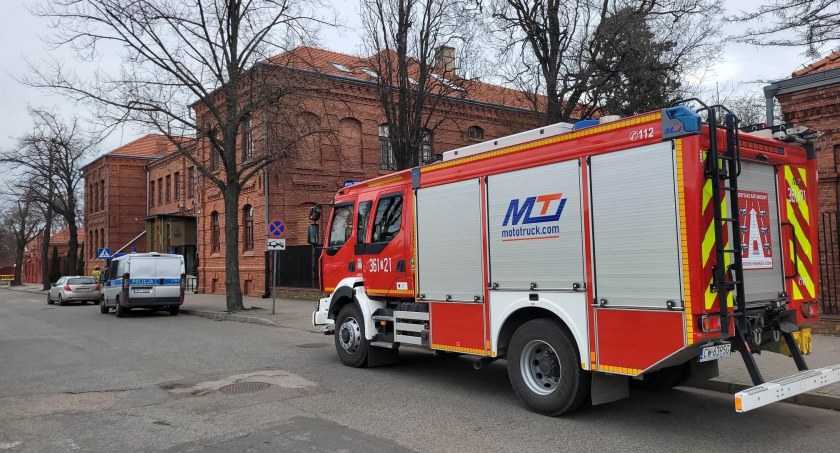 Alarm bombowy w Sądzie Rejonowym we Włocławku. W akcji straż i policja
