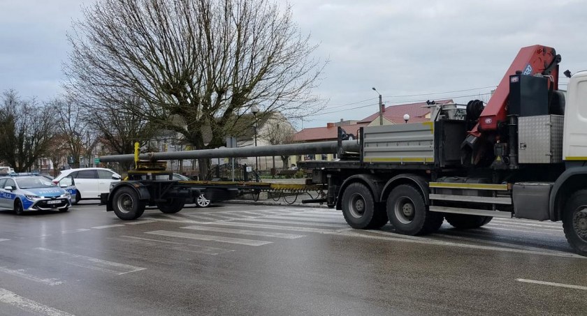 Mistrz parkowania w regionie. Kierowca ciężarówki wprawił policjantów w zdumienie